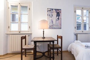 1 bedroom, desk, iron/ironing board, cots/infant beds - Pitti (Florence)