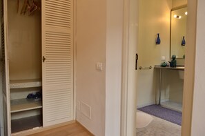 Basic-Apartment, 2 Schlafzimmer | Badezimmer | Dusche, Bidet, Handtücher