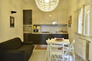 Refrigerador, horno, placa de cocina, cafetera/tetera