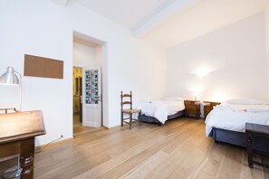 Basic-Apartment, 2 Schlafzimmer | 1 Schlafzimmer, Schreibtisch, Bügeleisen/Bügelbrett, Babybetten