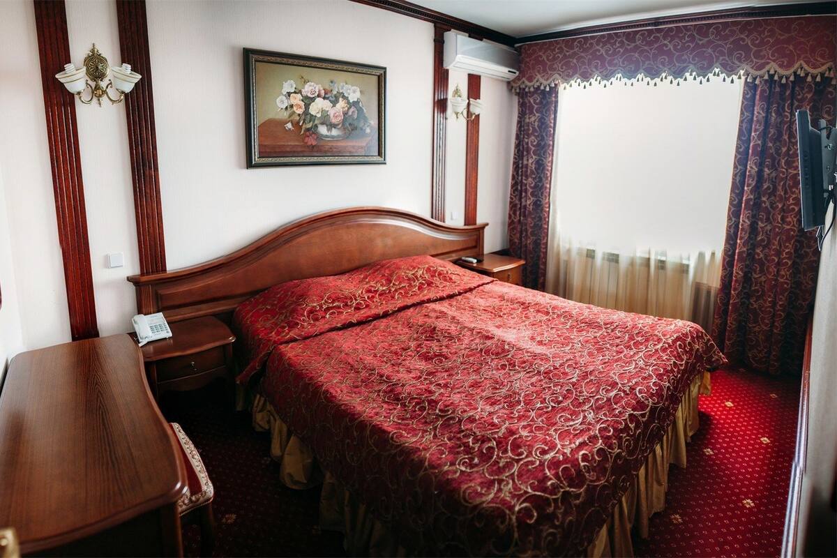 Suite clásica, balcón | Escritorio, tabla de planchar con plancha, camas extra y wifi gratis