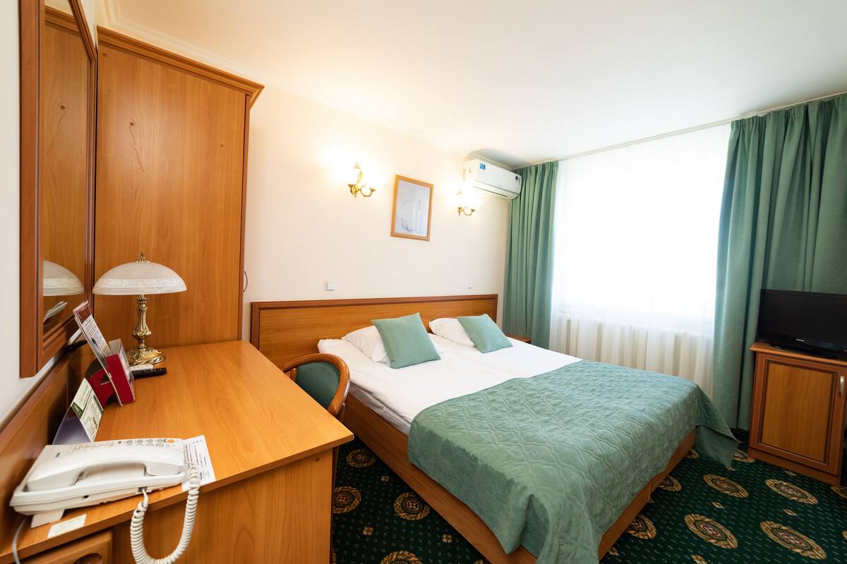 Habitación estándar con 1 cama matrimonial o 2 individuales | Escritorio, tabla de planchar con plancha, camas extra y wifi gratis