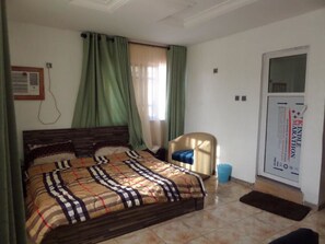 Suite | Een bureau, een laptopwerkplek, gratis wifi, beddengoed