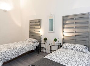 1 bedroom, desk, iron/ironing board, cots/infant beds - Porta Rossa (Florence)