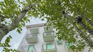 A building with a sign reading 'HOTEL BRITTA' and balconies. - Hotel Britta (Rimini)