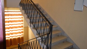 A staircase with a metal railing and beige walls. - Hotel Britta (Rimini)