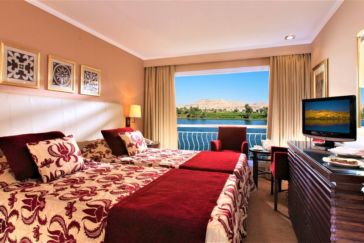 Premium bedding, minibar, in-room safe, bed sheets