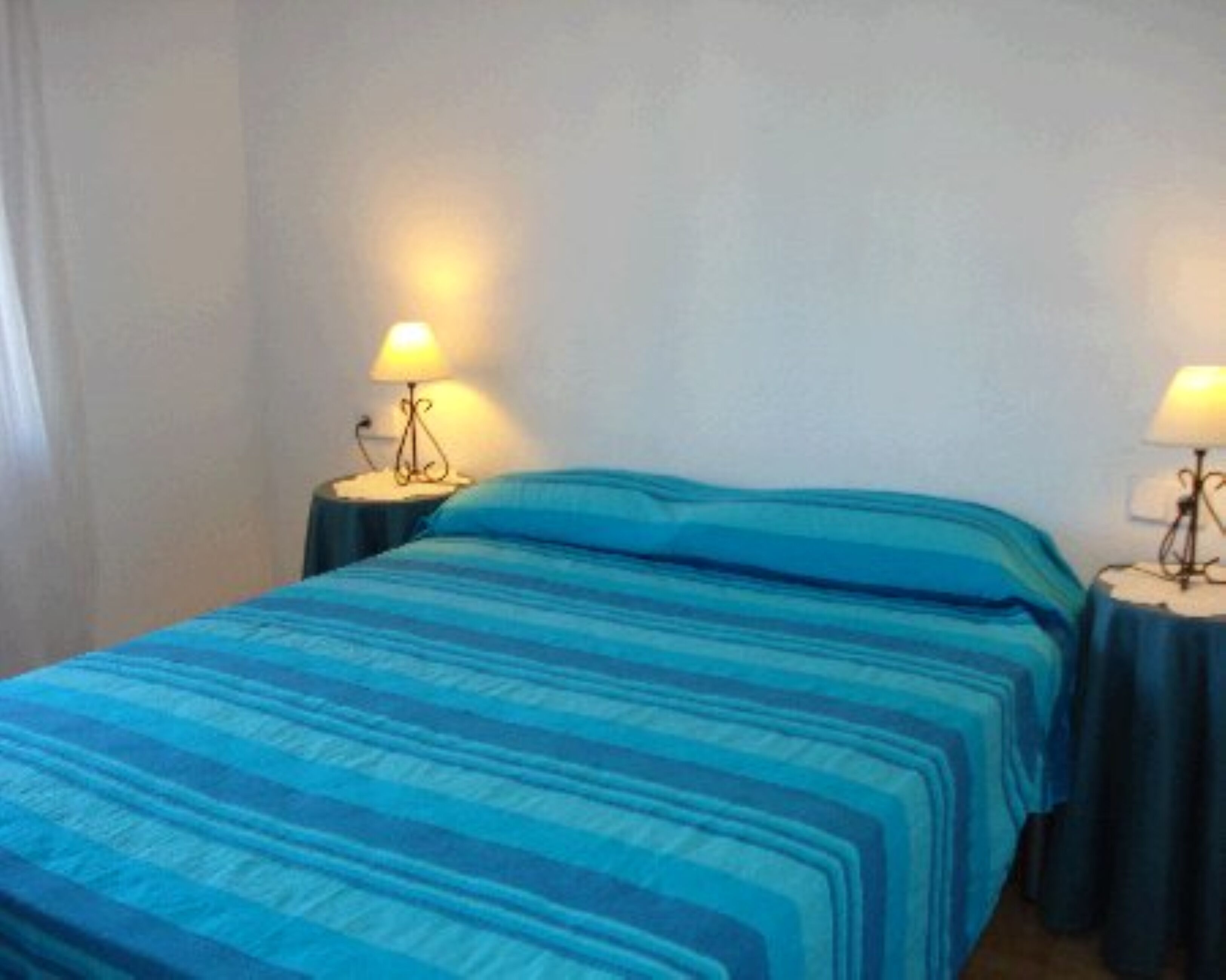 2 عدّة غرف نوم وملاءات أسرّة