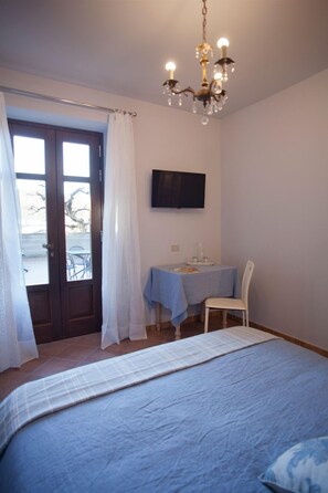 Klassieke tweepersoonskamer | Een bureau, geluiddichte muren, gratis wifi, beddengoed