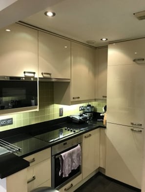 Appartement, 2 slaapkamers, 2 badkamers | Privékeuken | Een koelkast, een microgolfoven, een oven, een kookplaat