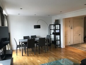 Apartment, 2 Schlafzimmer, 2 Bäder | Essbereich im Zimmer