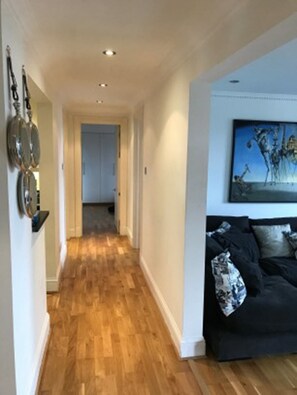 Apartment, 2 Schlafzimmer, 2 Bäder | 2 Schlafzimmer, Bügeleisen/Bügelbrett, kostenloses WLAN, Bettwäsche