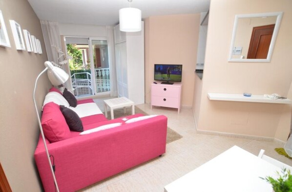 Leilighet, 1 soverom | Oppholdsrom | TV