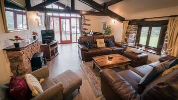 Casa de campo de lujo, 4 habitaciones, con acceso para personas discapacitadas, vista a la montaƱa | Ćrea de sala de estar | Televisión de pantalla plana y chimenea