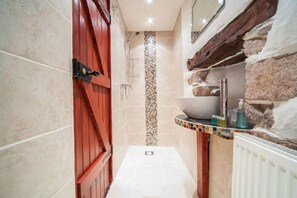 Luxury Cottage, 4 Bedrooms, Accessible, Mountain View | Bathroom | Separate tub and shower, free toiletries, towels - WASTWATER COTTAGE (Holmrook)
