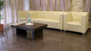 Lobby-lounge