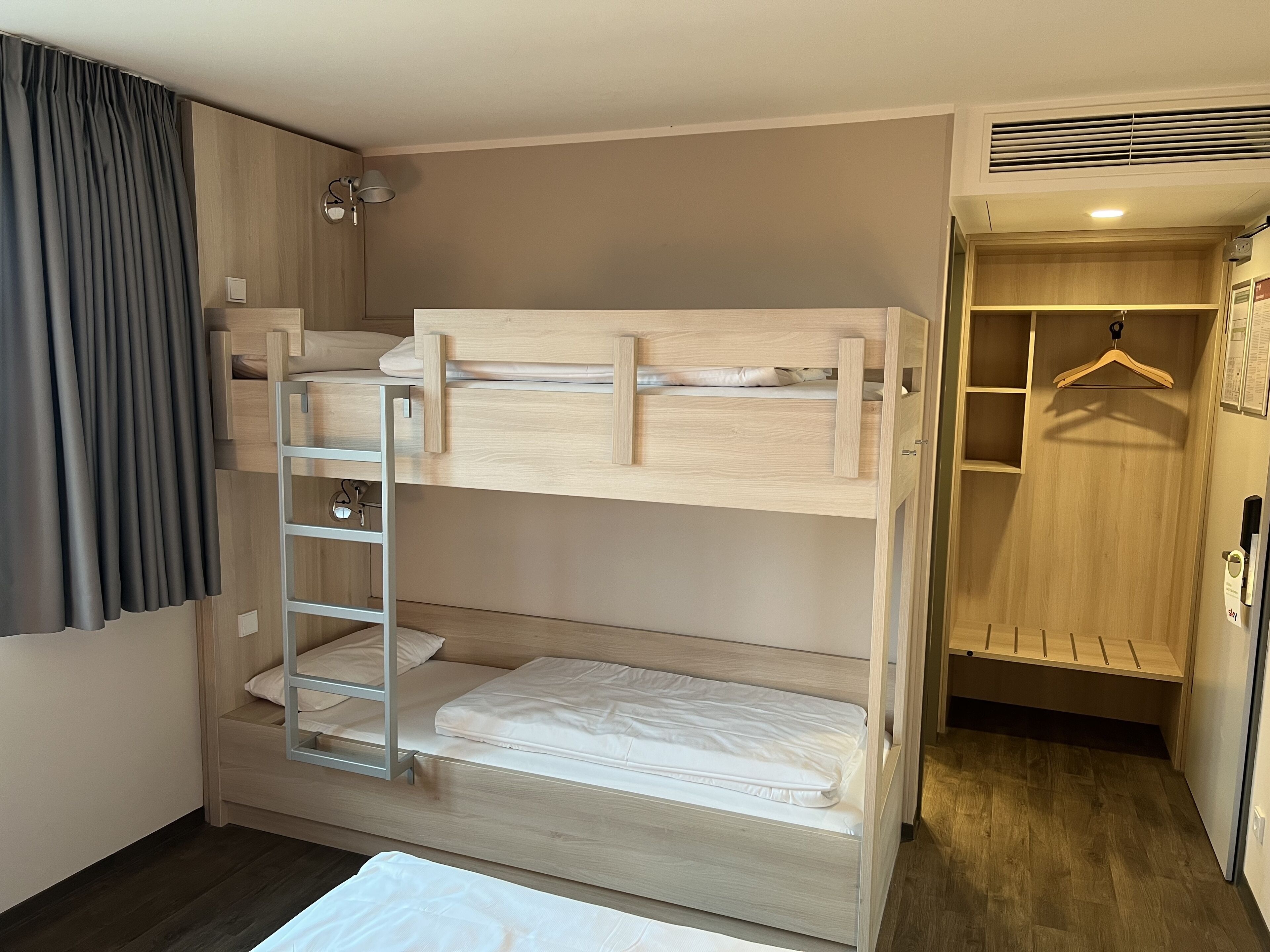 standard quadruple room | soundproofing, free wifi, bed sheets