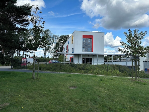Un edificio moderno con techo plano y un amplio ventanal.
