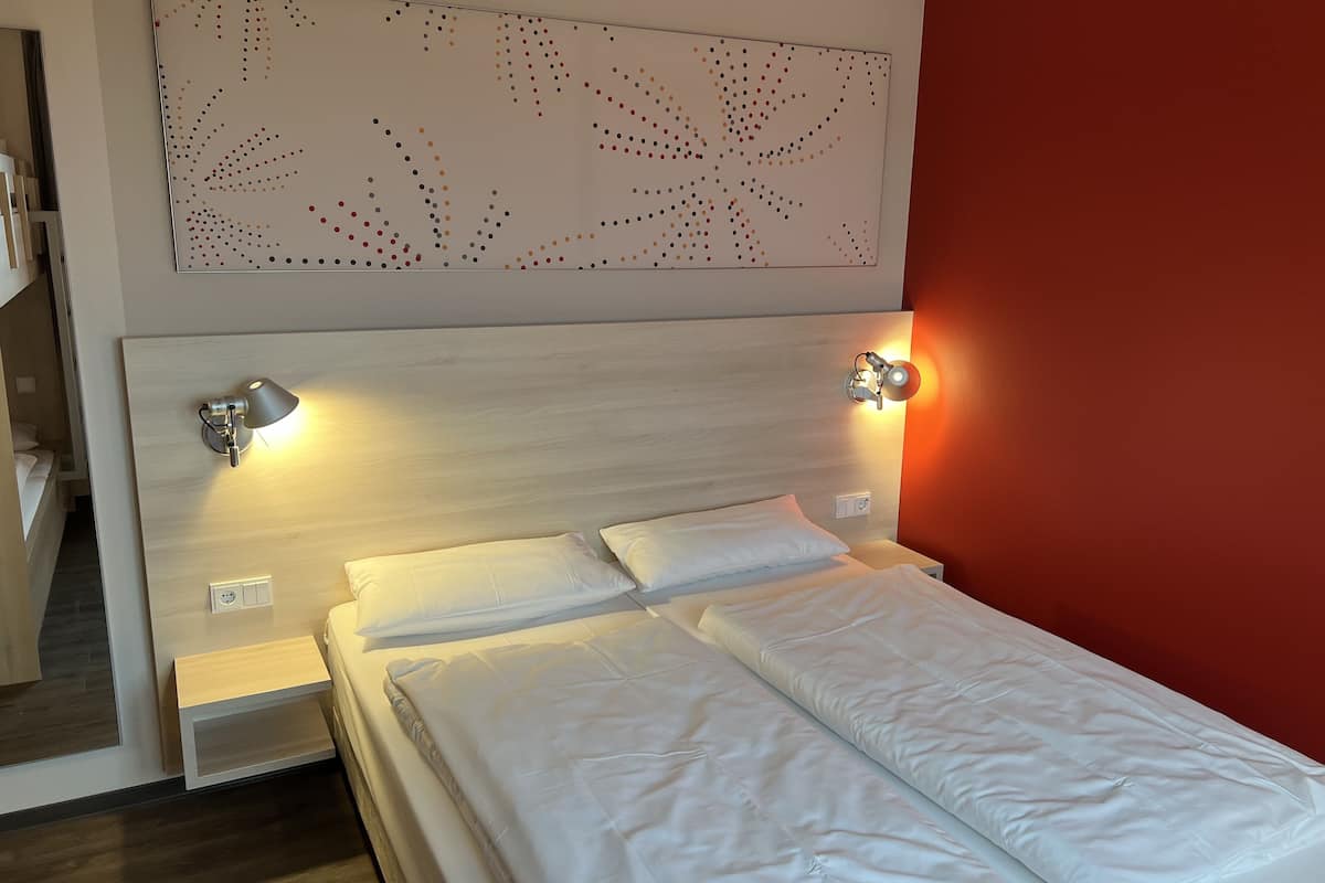 standard quadruple room | soundproofing, free wifi, bed sheets