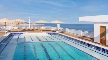 Utomhuspool och parasoller