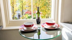 Appartement, 1 chambre | Restauration dans la chambre