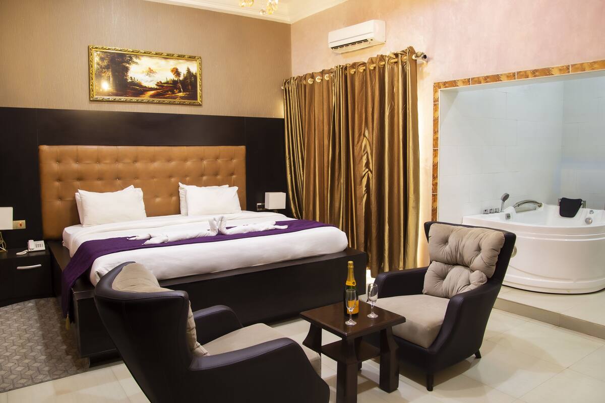 Suite presidencial | 1 habitación, ropa de cama de alta calidad, minibar y escritorio