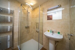 Cottage Cao cấp, 4 phòng ngủ, phù hợp cho người khuyết tật, quang cảnh núi | Phòng tắm | Bồn tắm và buồng tắm vòi sen riêng, đồ dùng nhà tắm miễn phí 