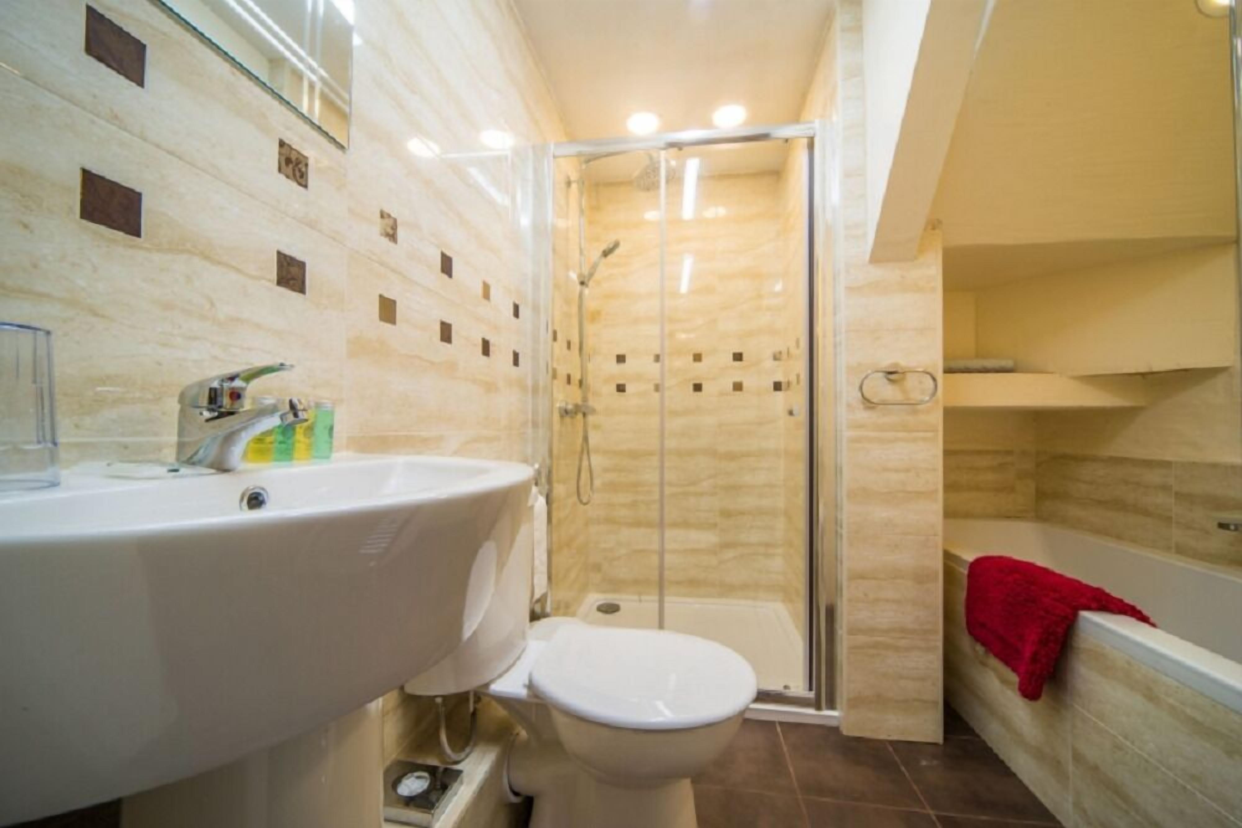 Luxury Cottage, 4 Bedrooms, Accessible, Mountain View | Bathroom | Separate bathtub and shower, free toiletries, towels