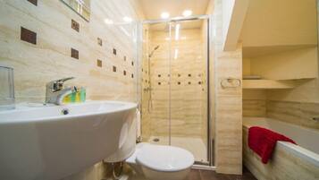 Luxury Cottage, 4 Bedrooms, Accessible, Mountain View | Bathroom | Separate bathtub and shower, free toiletries, towels