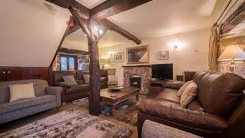 Casa de campo de lujo, 4 habitaciones, con acceso para personas discapacitadas, vista a la montaƱa | Ćrea de sala de estar | Televisión de pantalla plana y chimenea