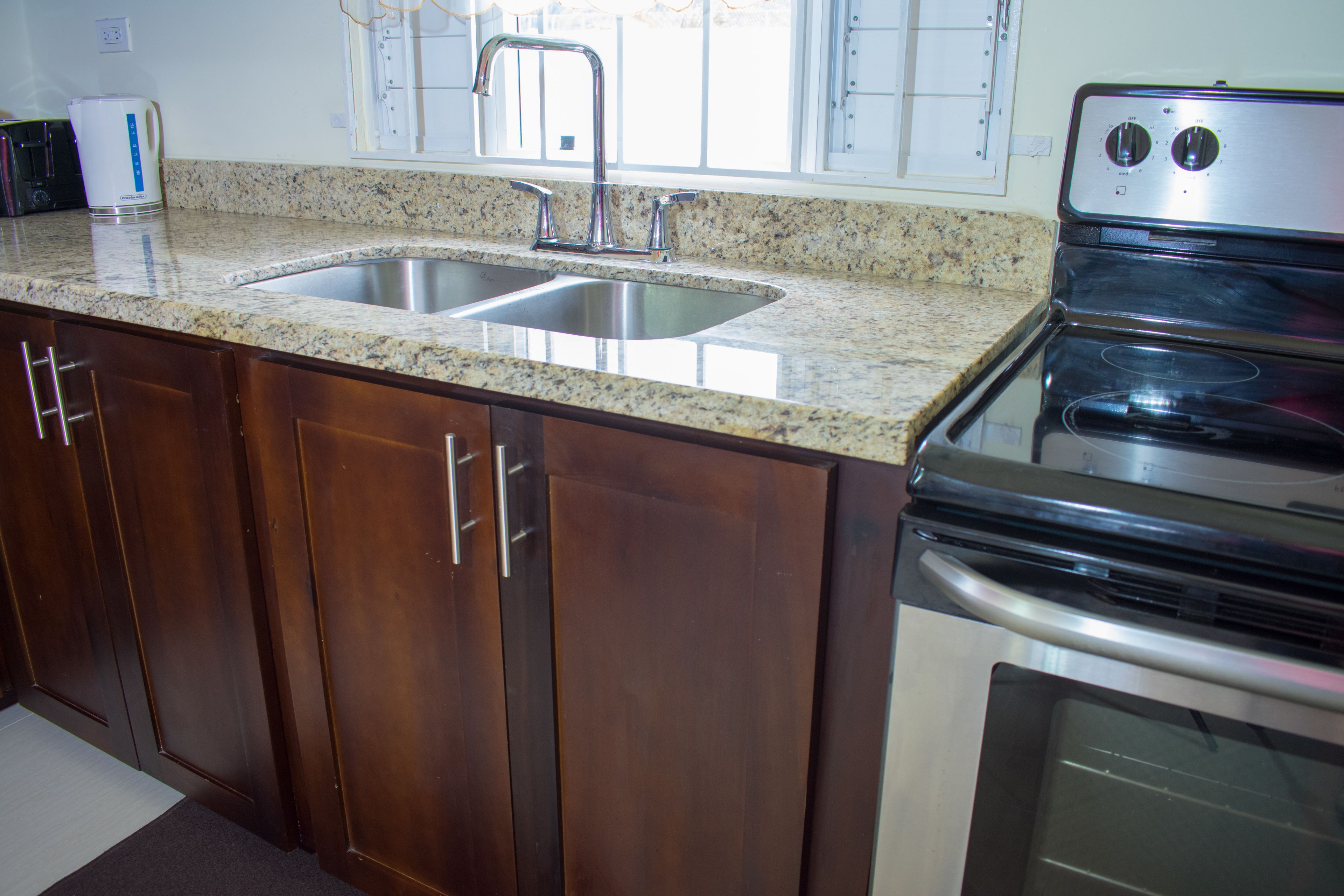 Perhehuvila, 2 makuuhuonetta, tupakointi kielletty, näköala puutarhaan | Yksityinen keittiö | Täysikokoinen jääkaappi, mikroaaltouuni, uuni, liesi