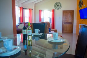 Family Villa, 2 Bedrooms, Non Smoking, Garden View | In-room dining