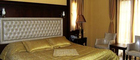 In-room safe, desk, free WiFi