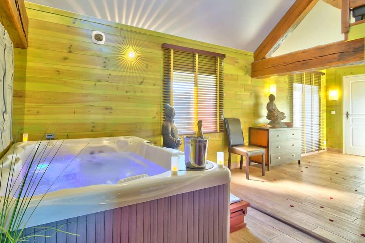 Suite (Indochine) | Een minibar, individueel gedecoreerd, individueel gemeubileerd