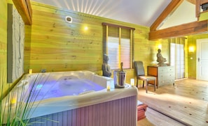 Suite (Indochine) | Minibar, individually decorated, individually furnished, soundproofing - La Ferme Briarde (Augers-en-Brie)