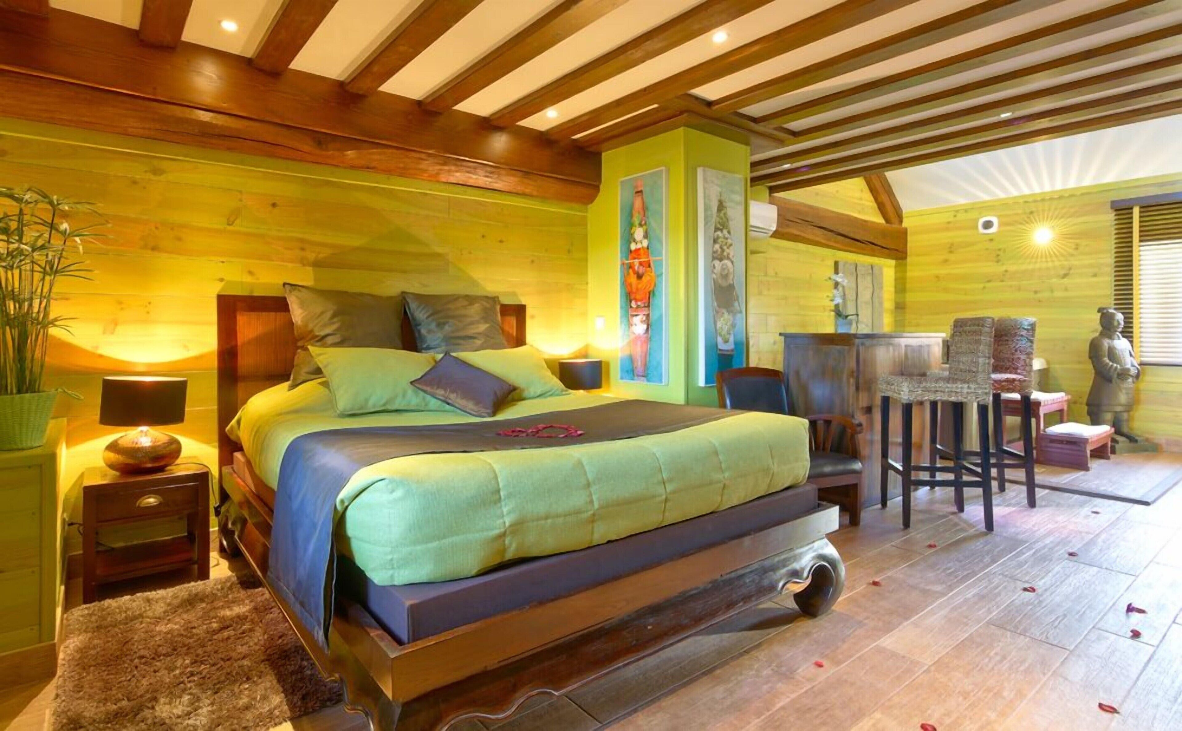 Minibar, individually decorated, individually furnished, soundproofing