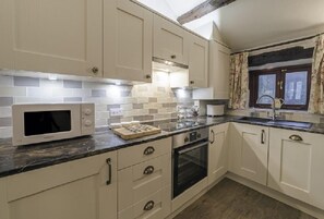 Casa de campo de lujo, 1 habitación, vista a la montaña, junto a la montaña | Cocina privada | Refrigerador, microondas, horno y parrilla de estufa 