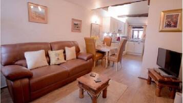 Luxury Cottage, 1 Bedroom, Mountain View, Mountainside | Living room | Flat-screen TV