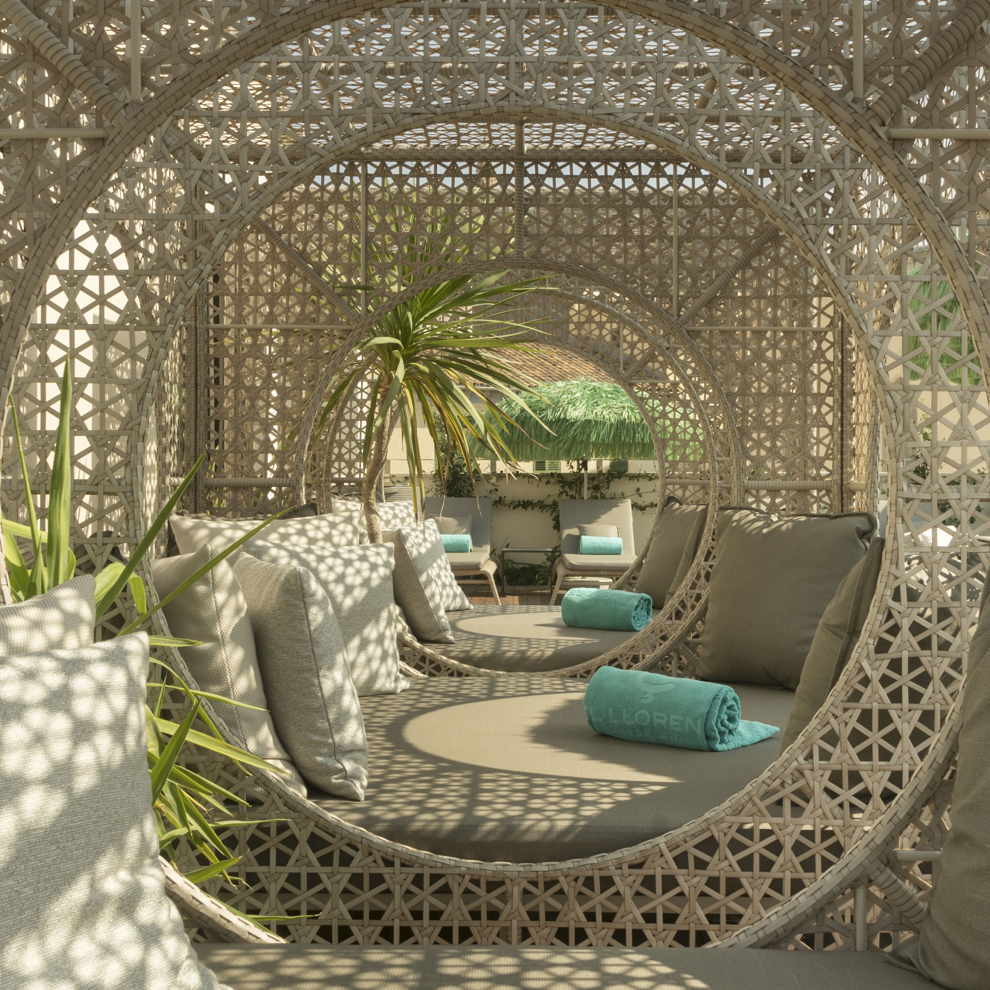 Innenpool, Außenpool, rund um die Uhr geöffnet, Sonnenschirme