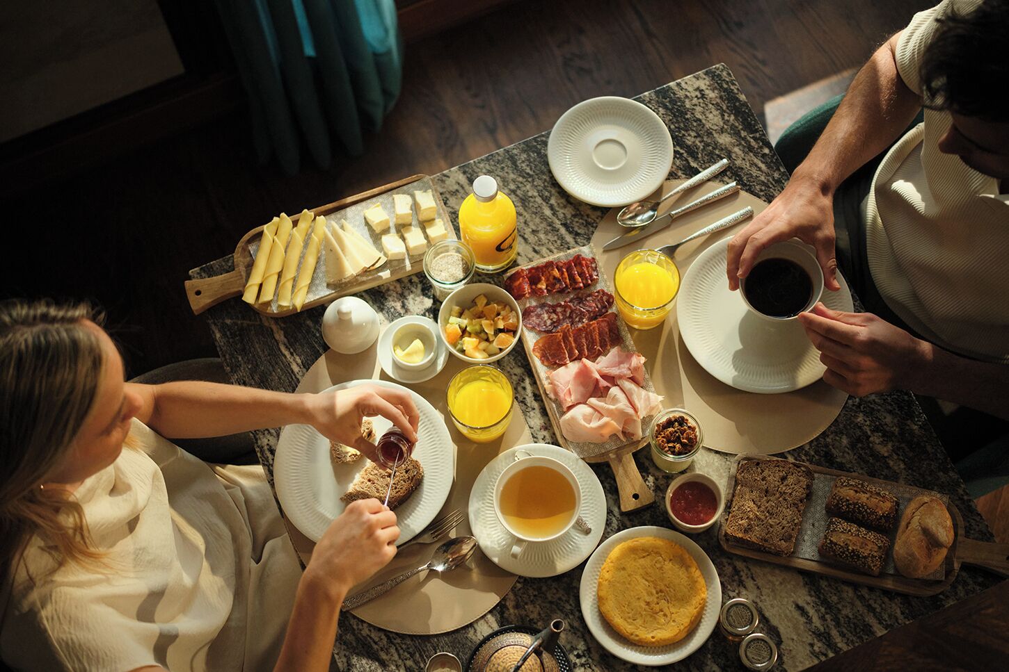 Una mesa con diversos alimentos y bebidas para el desayuno.