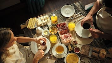 Una mesa con diversos alimentos y bebidas para el desayuno.