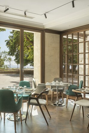 Daily cooked-to-order breakfast (EUR 35 per person)