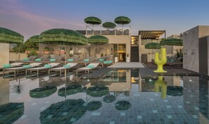 Innenpool, AuĂenpool, rund um die Uhr geöffnet, Sonnenschirme