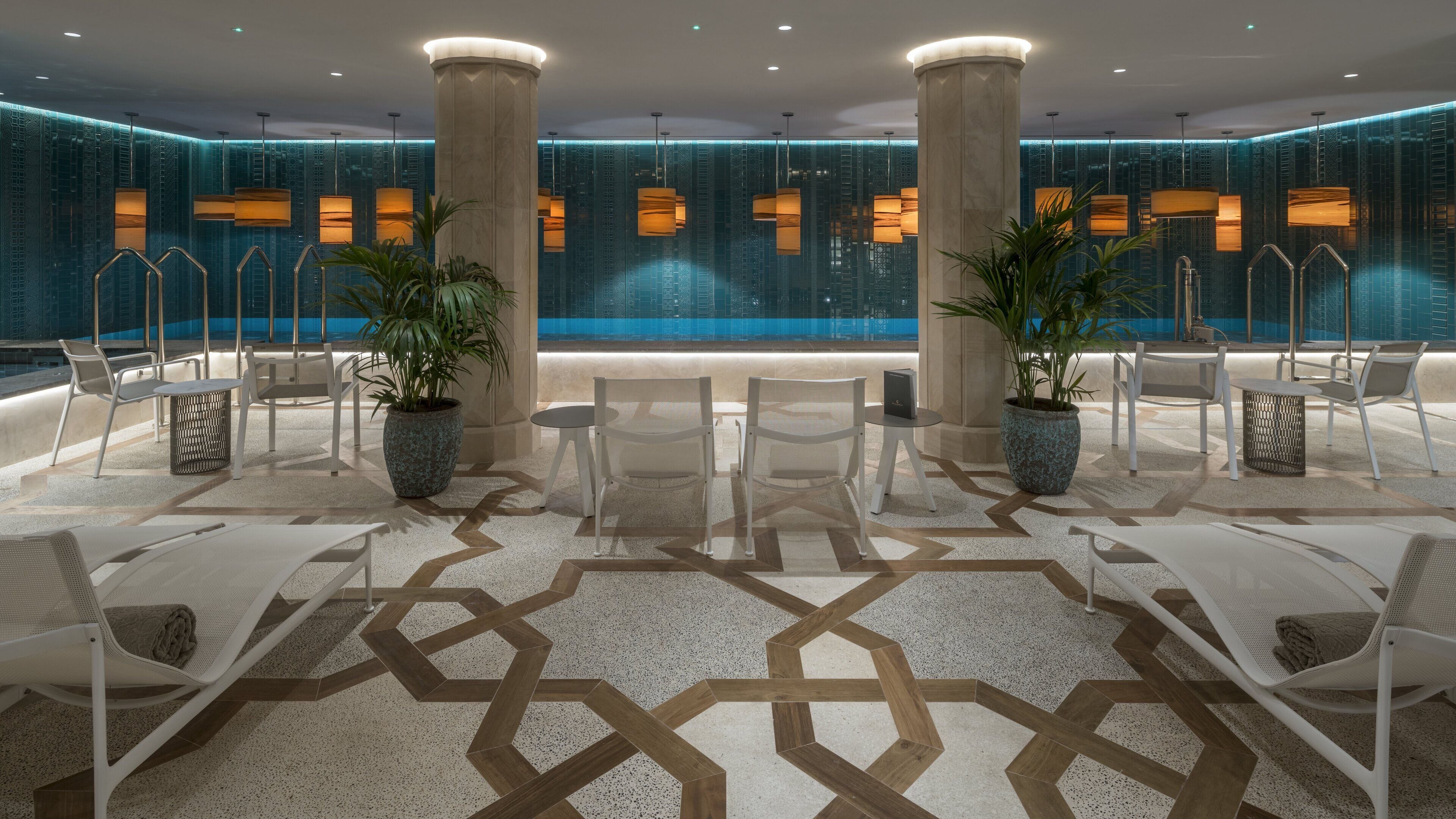 Piscina interna, piscina externa, funciona piscina, guarda-sóis