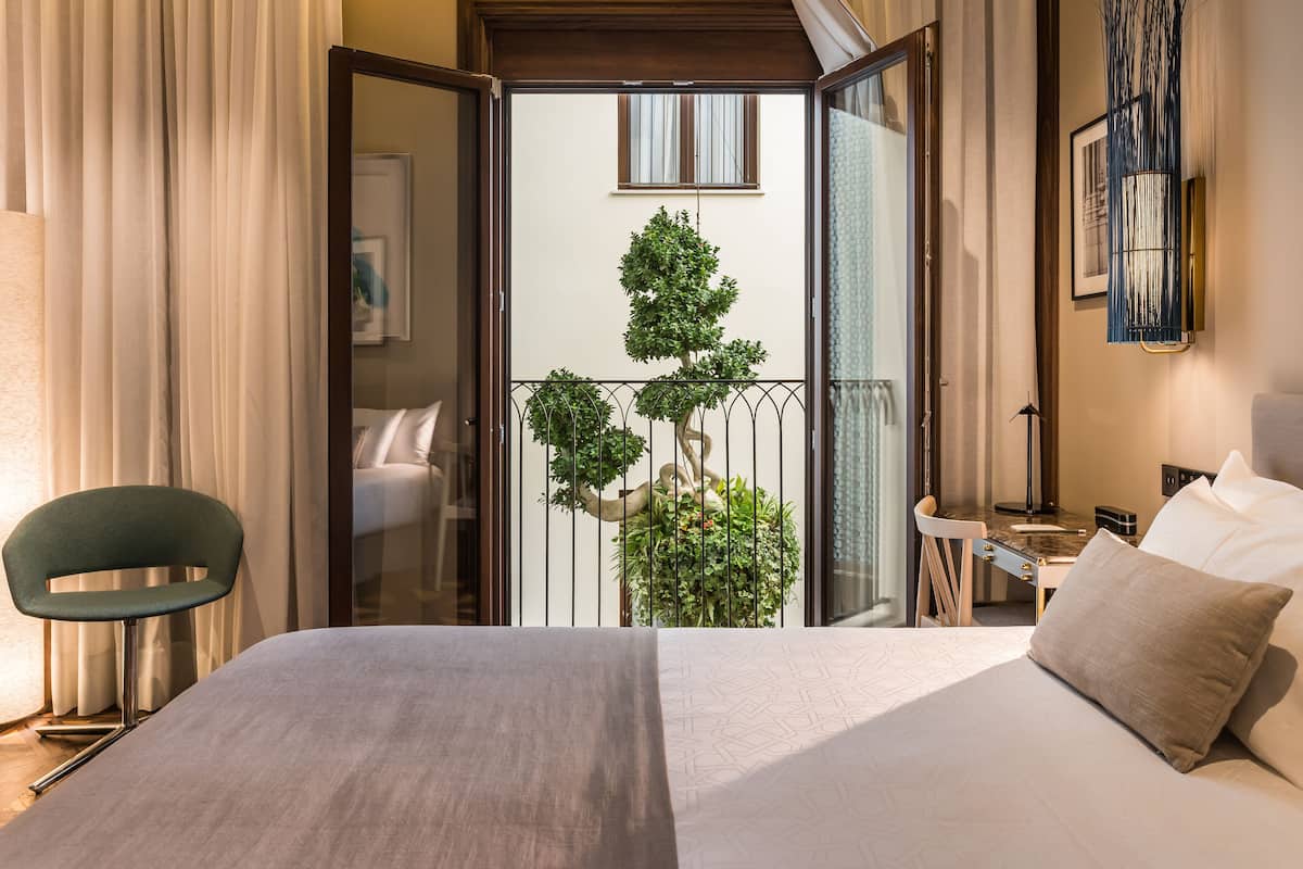 Egyptian cotton sheets, premium bedding, down duvets, minibar