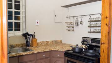 Family Townhome, 2 Bedrooms, Non Smoking, Kitchen | Private kitchen | Full-sized fridge, microwave, oven, stovetop