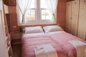 Wood Lodge, 4 Bedrooms, 2 Bathrooms, Garden View