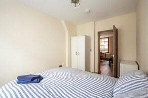 1 bedroom, iron/ironing board, free WiFi, bed sheets - Eson2 - The Martlett Court Residence I (London)