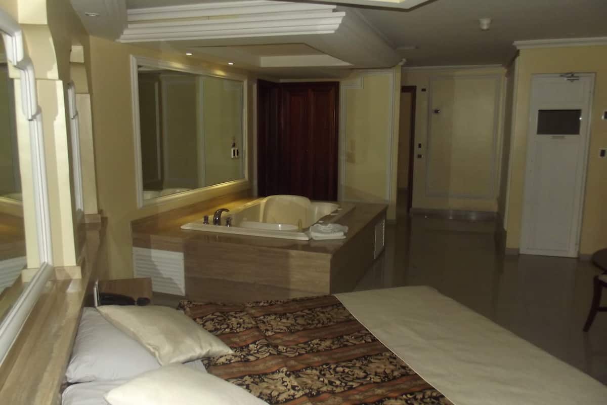 Grand-suite - 1 queensize-seng - boblebad | Pengeskab på værelset, skrivebord, lydisolering, strygejern/strygebræt