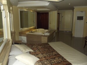 Caja de seguridad en la habitación y escritorio 